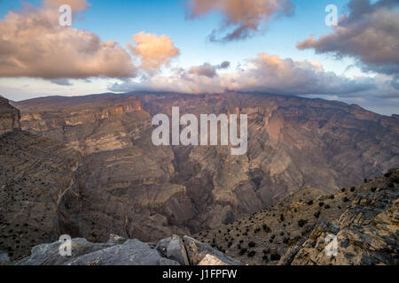 Oman; Sonnenlicht in mächtige Schlucht Omans Grand Canyon gießen; Jebel Shams Stockfoto