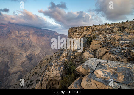 Oman; Sonnenlicht in mächtige Schlucht Omans Grand Canyon gießen; Jebel Shams Stockfoto