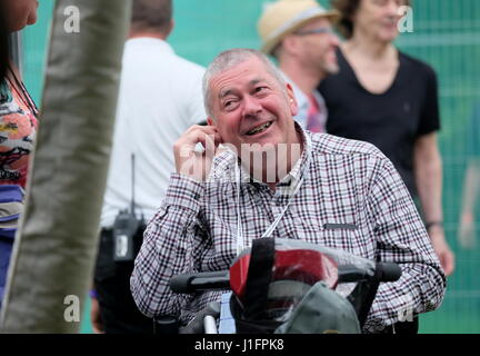 Älterer Mann in ein kariertes Hemd mit einem Elektromobil Cornbury Music Festival Stockfoto