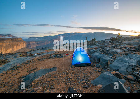 Oman; Zelt am Gipfel mit Blick auf Schlucht am Jebel Shams Stockfoto