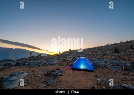 Oman; Zelt am Gipfel mit Blick auf Schlucht am Jebel Shams Stockfoto