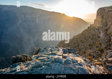 Jebel Shams; Sonne scheint über den Gipfel und die Schlucht Omans Grand Canyon Stockfoto