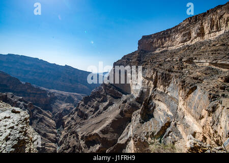 Sonnenlicht schüttet in Schlucht am Jebel Shams den Grand Canyon von Oman Stockfoto