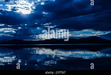 Blauer Sommer Abendlicht über nordische subalpinen See Stockfoto