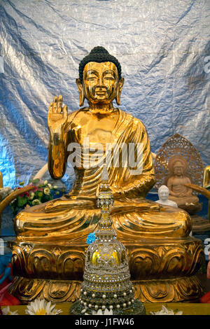 Kandy Sri Lanka Tempel des heiligen Zahn Golden Buddha mit Usnisa und In Vitarka Mudra Geste der Diskussion und Übertragung von Buddhas Lehre Stockfoto