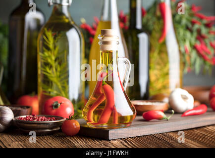 Italienisches Essenskonzept, Rosmarin-Oliven-Öl, gesunde Ernährung Stockfoto