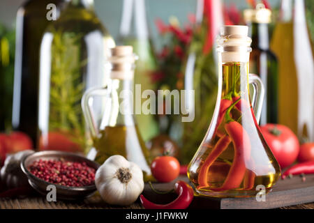 Italienisches Essenskonzept, Rosmarin-Oliven-Öl, gesunde Ernährung Stockfoto