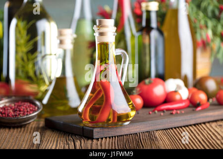 Italienisches Essenskonzept, Rosmarin-Oliven-Öl, gesunde Ernährung Stockfoto