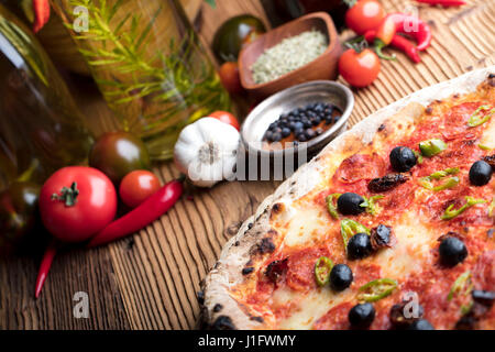 Italienisches Essenskonzept, Rosmarin-Oliven-Öl, gesunde Ernährung Stockfoto