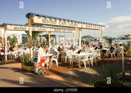 Touristen Entspannung im Cafe Latino Bistro, Corralejo in Fuerteventura, Spanien. Stockfoto