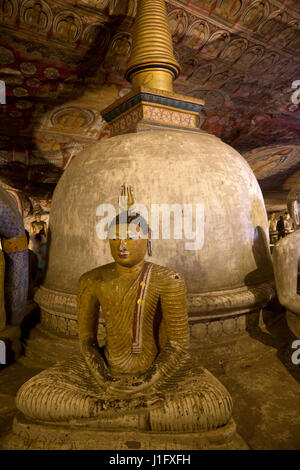 Dambulla Sri Lanka Dambulla Höhlentempel - Höhle II Maharaja Viharaya Statue des sitzenden Buddha Dhyana Mudra-Geste der Meditation zeigen Stockfoto