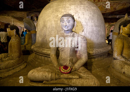 Dambulla Sri Lanka Dambulla Höhlentempel - Höhle II Maharaja Viharaya Statue des sitzenden Buddha Dhyana Mudra-Geste der Meditation zeigen Stockfoto