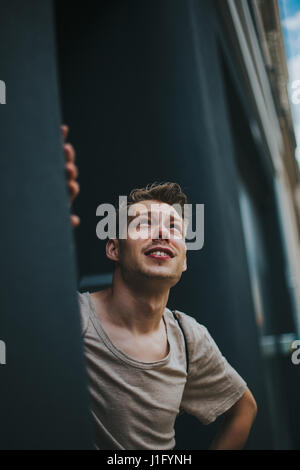 Junge Hipster Mann blickte in den Himmel Stockfoto