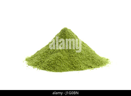 pulverisierte Hügel grüner Tee, grüne Pulver Heap isoliert auf weißem Hintergrund Stockfoto