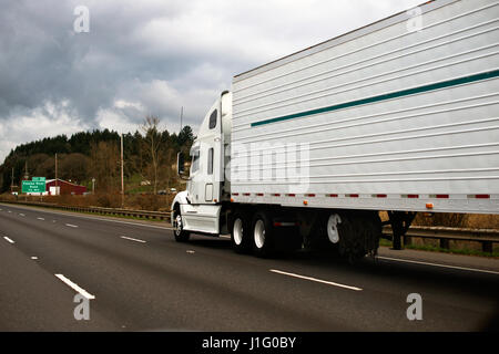 Schicke moderne Lastwagen mit einer großen Kabine und eine Schlafkabine für den wichtigsten Langstrecken-angetriebene Kältetechnik Trailer für verderbliche Produkte Stockfoto