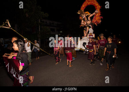 Riesige Ogoh-Ogoh Prozession auf balinesischen New Years Eve für die Pawai Ogoh-Ogoh-Festival oder die Parade der Ngrupuk in Denpasar Stadt die Nacht vor Nyepi. Stockfoto