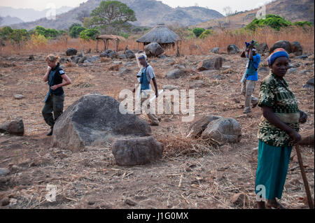 HALO Trust Minenräumer zu Fuß zu einem Minenfeld in der Nähe von Cahora Bassa, Mosambik. Das Land wurde Landmine in 2015 frei erklärt. Stockfoto