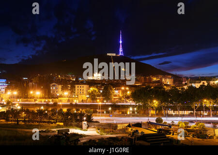 Blick auf die nächtliche Stadt. Fernsehturm auf dem Berg Mtazminda in der Nacht. Tiflis (Tbilissi), Georgien Stockfoto