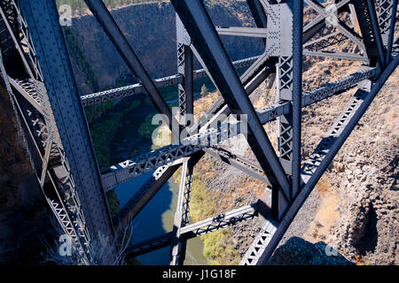 Detail der durchbrochenen Eisenbrücke mit korrosionsbeständigen Beschichtung bedeckt über einen tiefen felsigen Schlucht Stein am unteren davon die Flussbrücke fließt Stockfoto