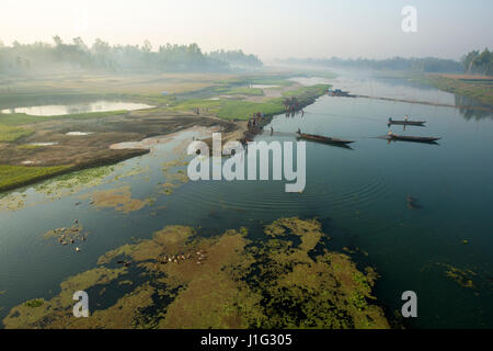 Blick auf den trockenen Bangali Fluss in Sariakandi. Bogra, Bangladesch. Stockfoto