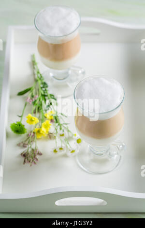Eiskaffee mit Sahne und Schokolade auf weißen Tisch Stockfoto