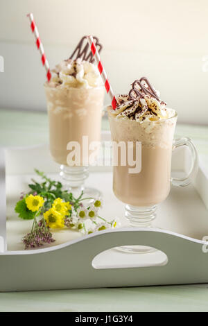 Nahaufnahme von Eiskaffee mit Sahne und Schokolade Stockfoto