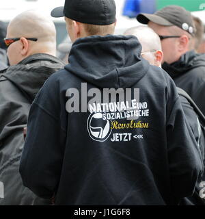 Neonazis marschieren in Berlin-Prenzlauer Berg, Maifeiertag feiern Stockfoto
