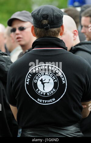 Neonazis marschieren in Berlin-Prenzlauer Berg, Maifeiertag feiern Stockfoto