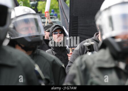Neonazis marschieren in Berlin-Prenzlauer Berg, Maifeiertag feiern Stockfoto