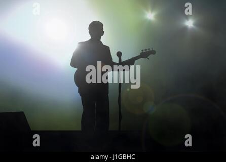 Gitarrist auf der Bühne, die live im Rampenlicht Stockfoto