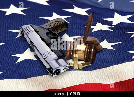 Handfeuerwaffe mit Hammer und Kugeln auf amerikanische Flagge Stockfoto