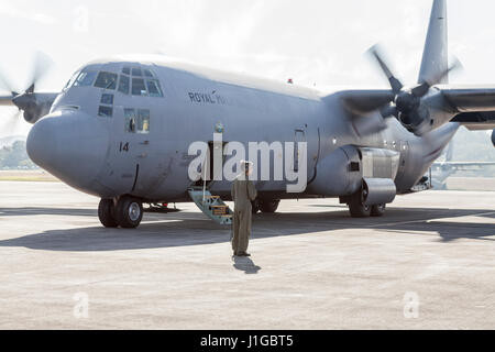 Royal Malaysian Air Force Crew-Mitglied vor Lockheed C-130 Hercules auf Langkawi International Maritime und Luft-und Raumfahrt (LIMA) Ausstellung 2017 Stockfoto