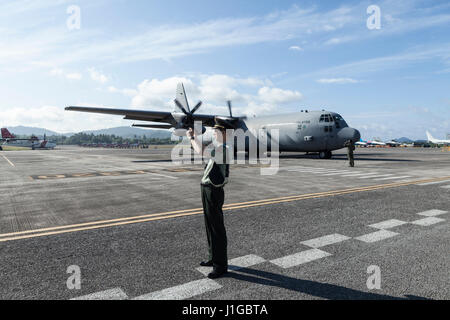 Eine chinesische Luftwaffe Offizier vor einer Royal Malaysian Air Force Lockheed C-130 Hercules auf Langkawi International Maritime und Luft-und Raumfahrt (LIMA) Ausstellung 2017 Stockfoto