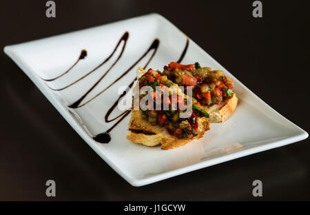 Auswahl an leckere Bruschetta oder Kanapees auf Taosted Baguette mit Auberginen Stockfoto