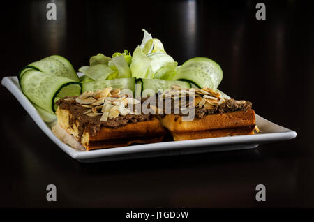 Leberpastete auf eine belgische Waffel Stockfoto