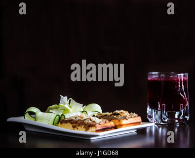 Leberpastete auf eine belgische Waffel Stockfoto