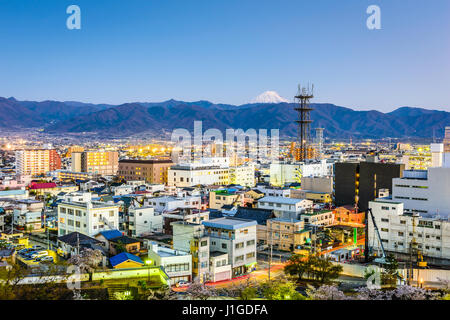 Kofu, Japan Stadt Skyline mit Mt. Fuji Höchststand über die Berge. Stockfoto