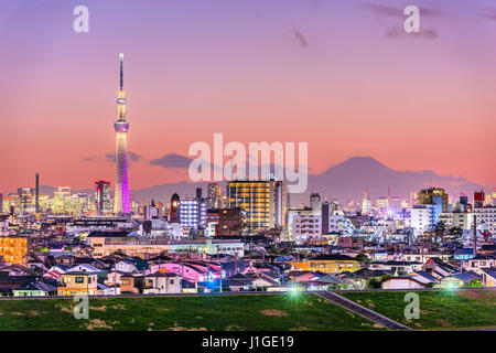 Skyline von Tokyo, Japan mit Mt. Fuji und der Skytree-Turm. Stockfoto