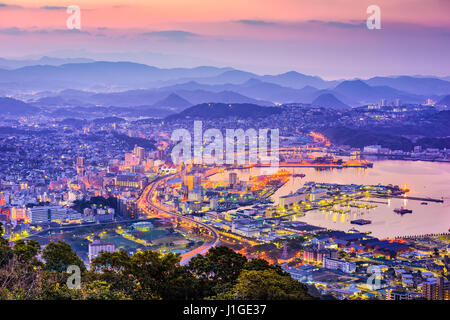 Sasebo, Nagasaki, Japan Skyline der Innenstadt. Stockfoto