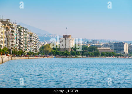Hafen, direkt am Meer und den weißen Turm von Thessaloniki. Makedonien, Griechenland Stockfoto