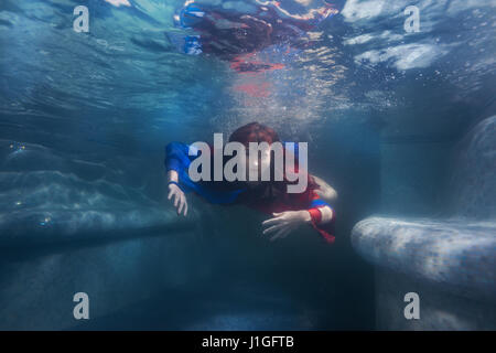 Frau ist eine Meerjungfrau unter Wasser wie in einem Märchen. Stockfoto