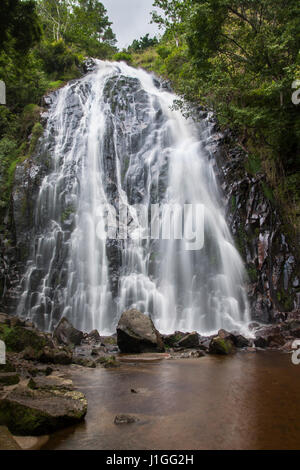 Hardcore Wasserfälle. Verschlusszeit foto Effekt der strömenden Sampuran Sampuran Efrata (Wasserfall) im Karo Hochland in der Nähe von Lake Toba auf Sumatra Stockfoto