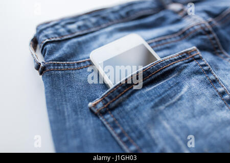 Smartphone in der Tasche der Jeans Hosen oder jeans Stockfoto