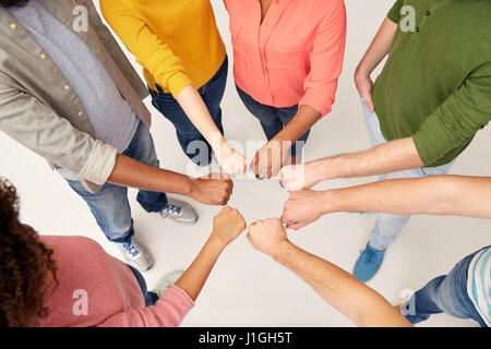 Hände von internationalen Menschen, die Faust-Beule Stockfoto