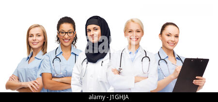 Gruppe von Ärztinnen mit Zwischenablage Stockfoto