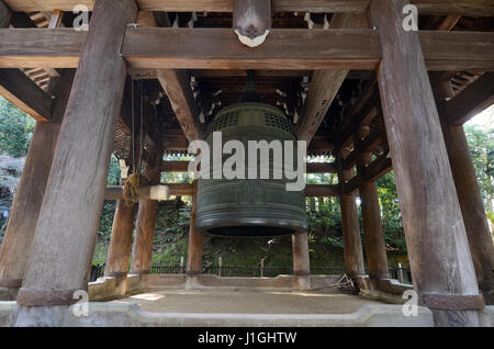 Japans größte Tempelglocke, befindet sich am Chion-in Kyoto, Japan. Die 5,4 Meter hohe Glocke wiegt 74 Tonnen und wurde im Jahre 1633 gegossen. Stockfoto