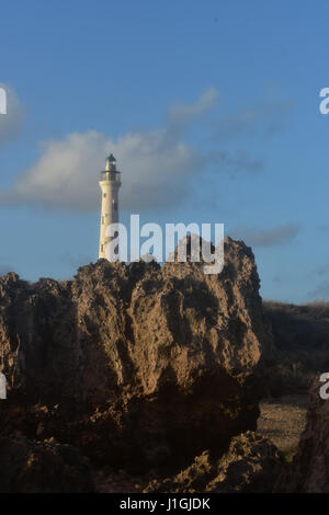 Zerklüftete Lava-Gestein mit Leuchtturm auf der nördlichen Küste von Aruba. Stockfoto