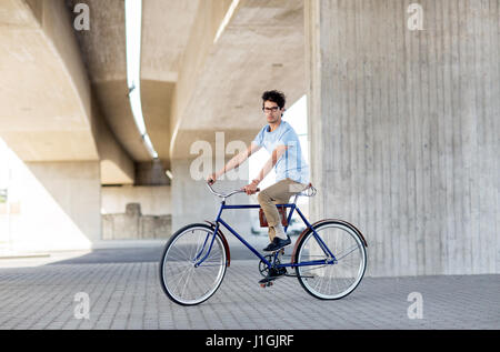 junge Hipster Mann reitet festen Gang Fahrrad Stockfoto