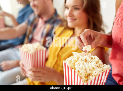 Nahaufnahme der happy Friends Essen Popcorn zu Hause Stockfoto