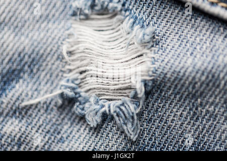 Nahaufnahme des Lochs auf schäbige Jeans oder Jeans Kleidung Stockfoto